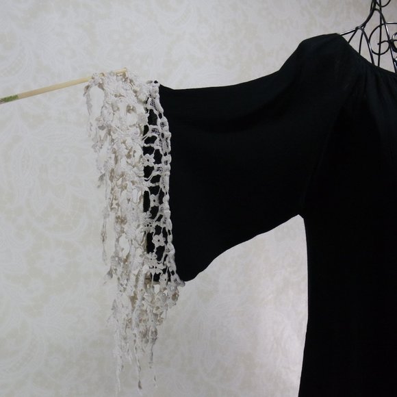 J&M Clothing Co Black Flowy White Crochet Trim Tunic Blouse - Picture 5 of 10
